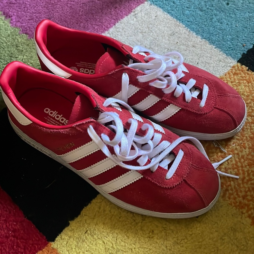 Red München Adidas sneakers